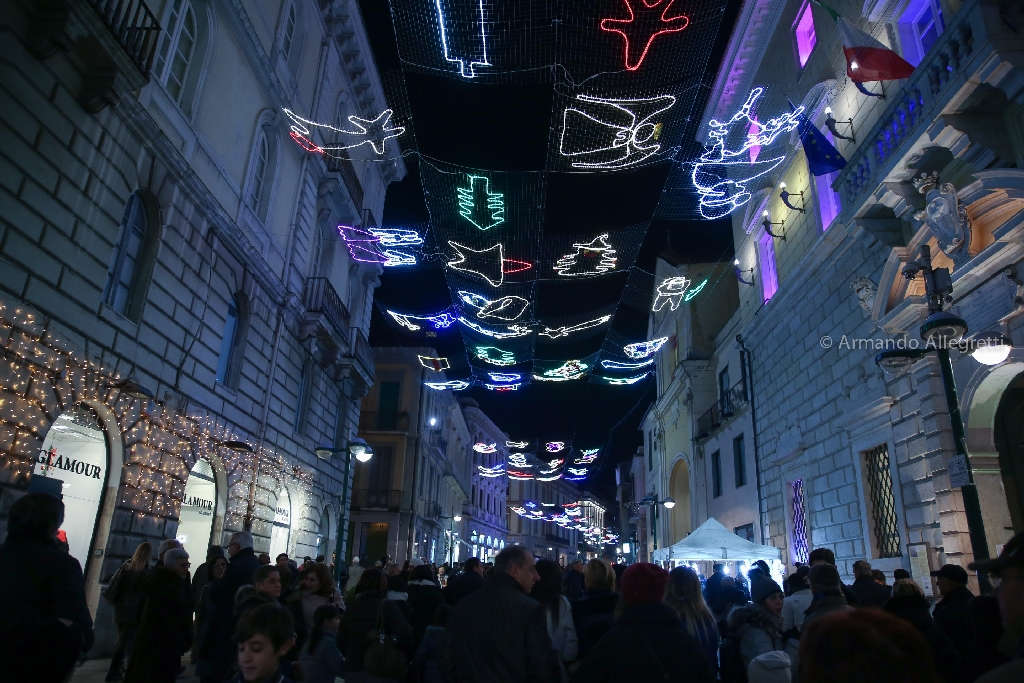 Streghe in Luce: si accendono le luminarie disegnate dai bambini